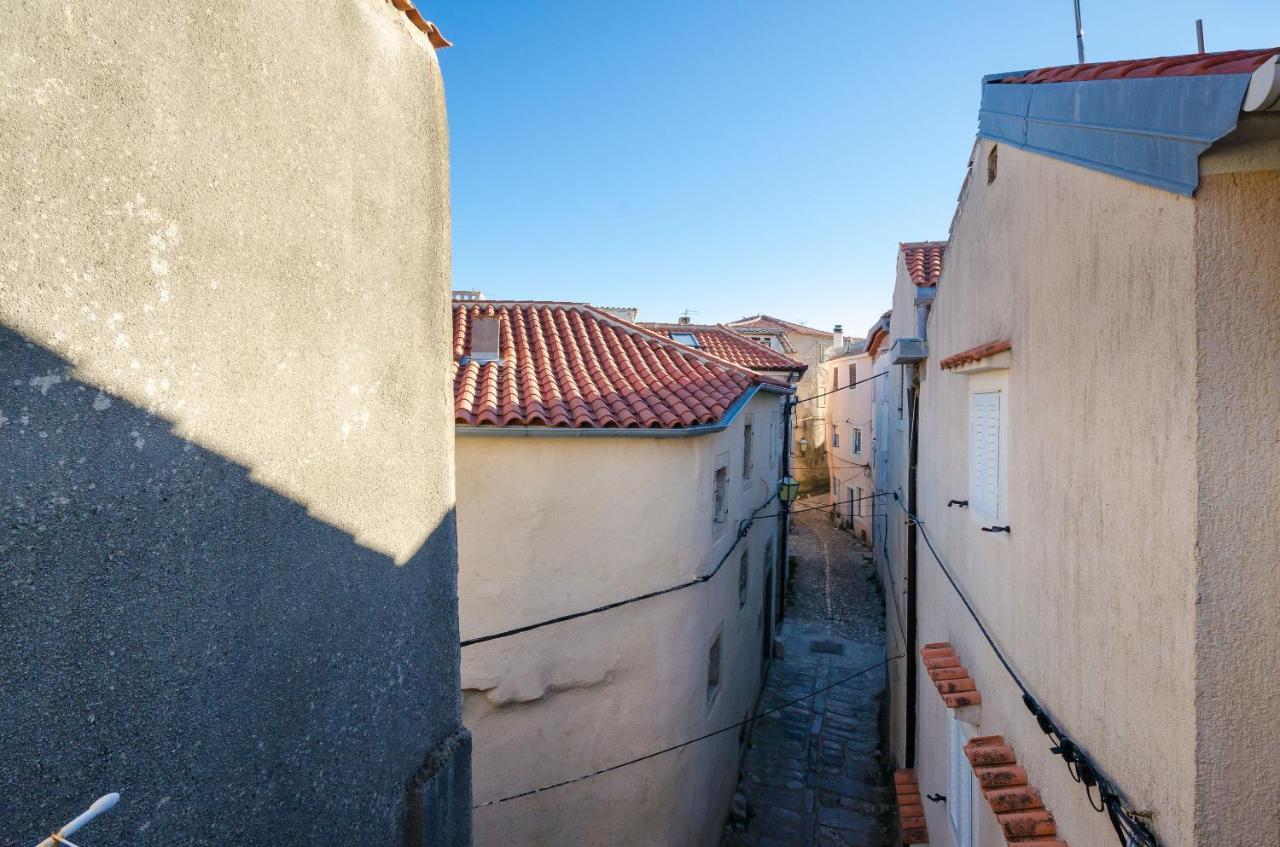 Appartement Under Ancient Roofs Vrbnik Extérieur photo