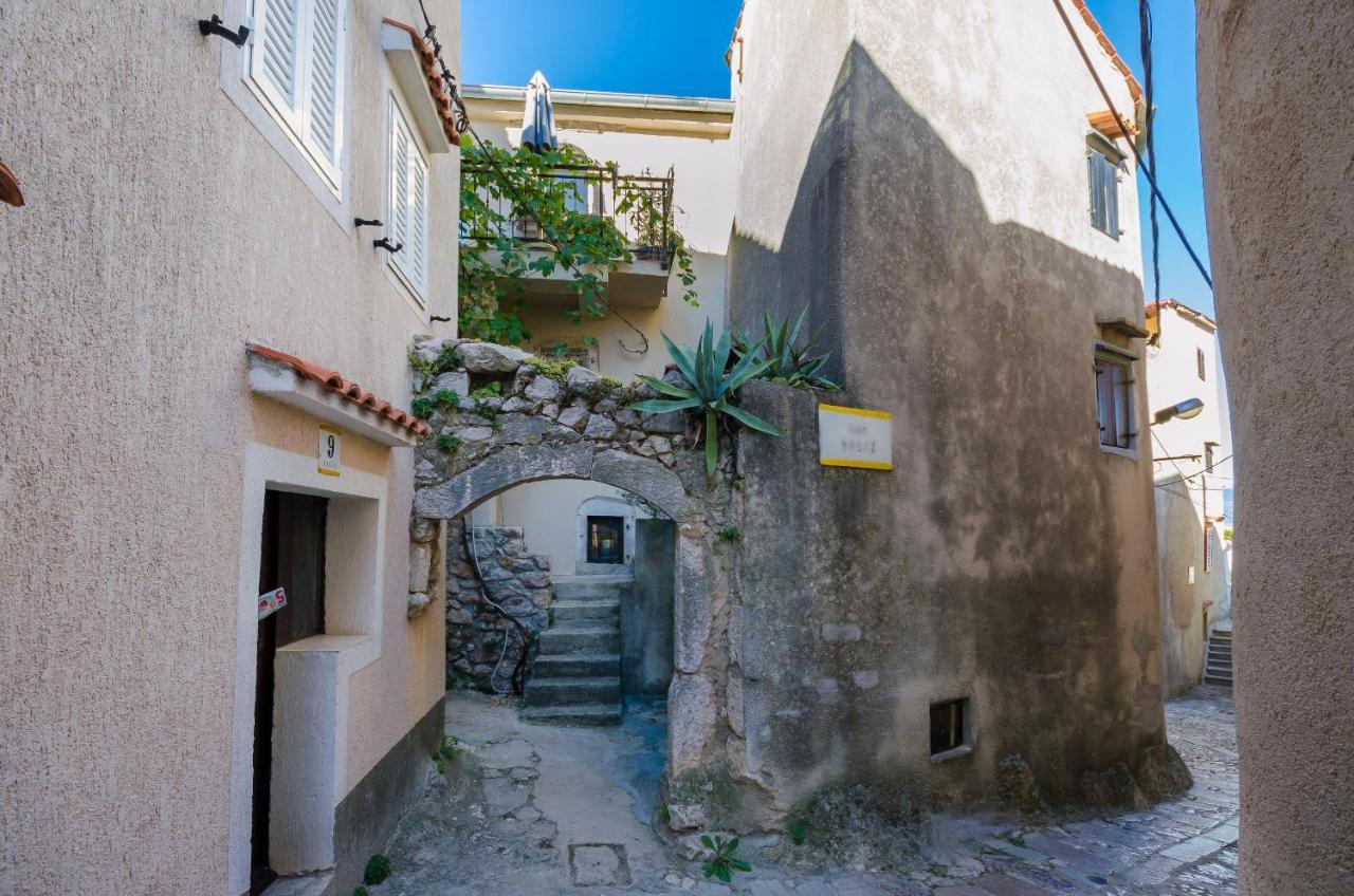 Appartement Under Ancient Roofs Vrbnik Extérieur photo