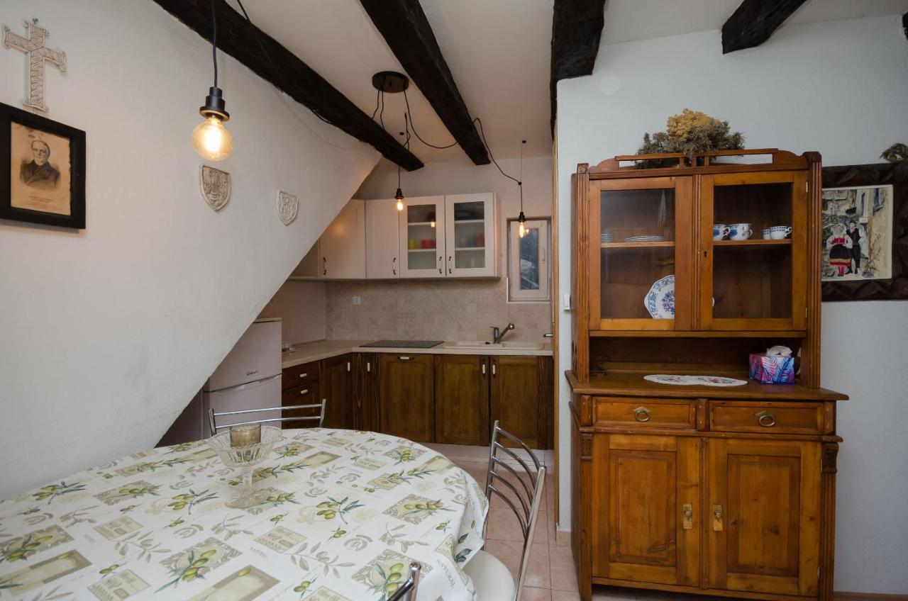 Appartement Under Ancient Roofs Vrbnik Extérieur photo