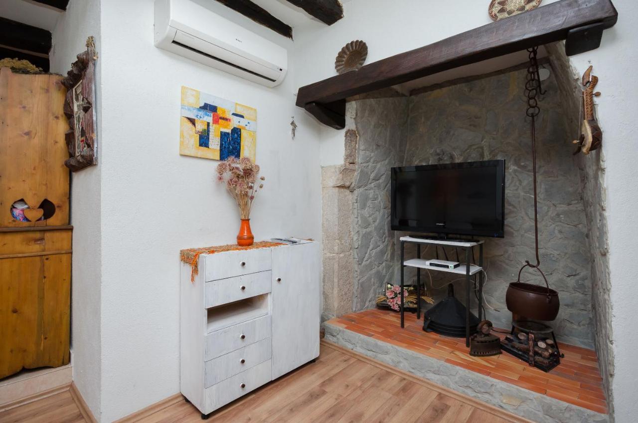 Appartement Under Ancient Roofs Vrbnik Extérieur photo