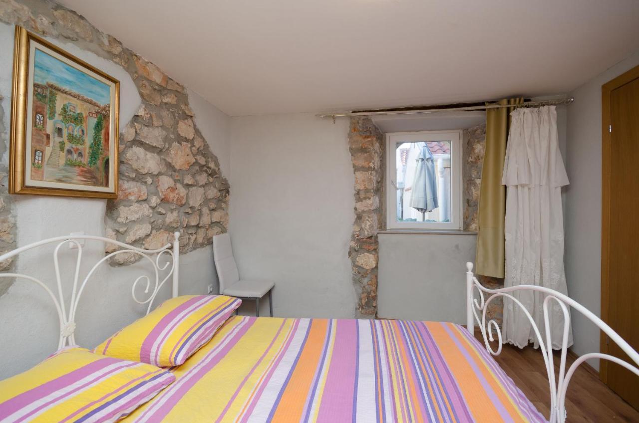Appartement Under Ancient Roofs Vrbnik Extérieur photo