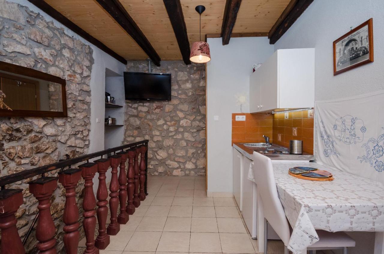 Appartement Under Ancient Roofs Vrbnik Extérieur photo
