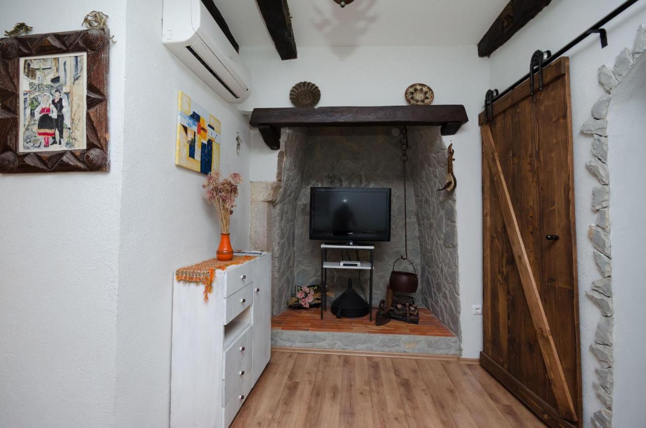 Appartement Under Ancient Roofs Vrbnik Extérieur photo